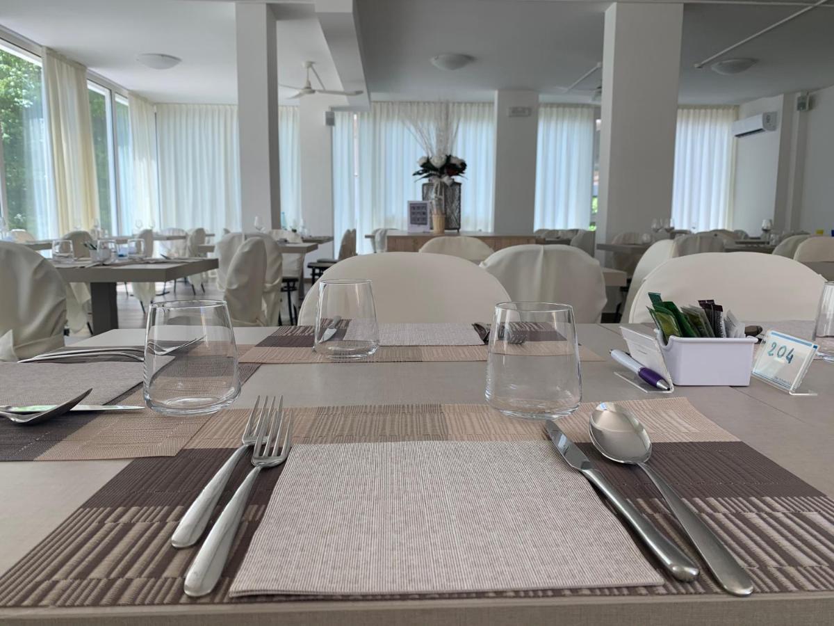 Hotel Carmen Riccione Eksteriør bilde